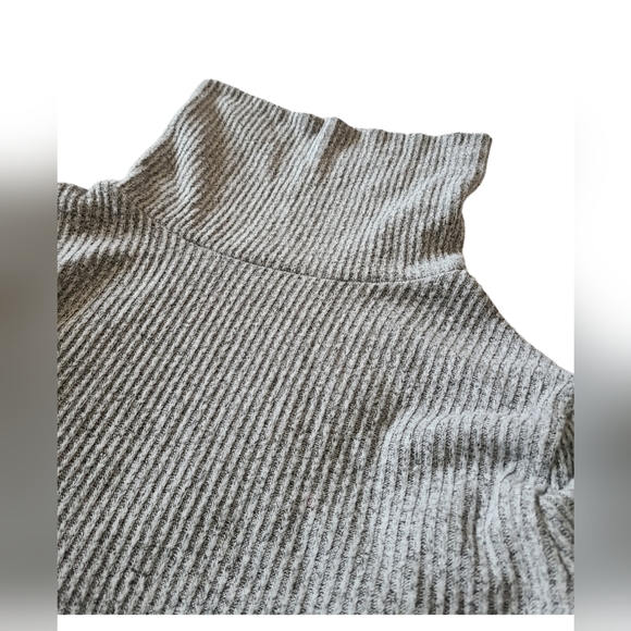GARAGE RIBBED | CROP TURTLENECK | SIZE P/S - Picture 6 of 14
